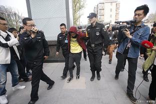 安东尼被拍到抵达曼联训练场，《太阳报》通过颈部纹身锁定身份